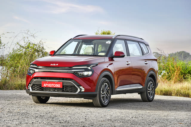 Kia's signature 'Tiger Nose' grille is positioned low down on the Carens. Image - 5265